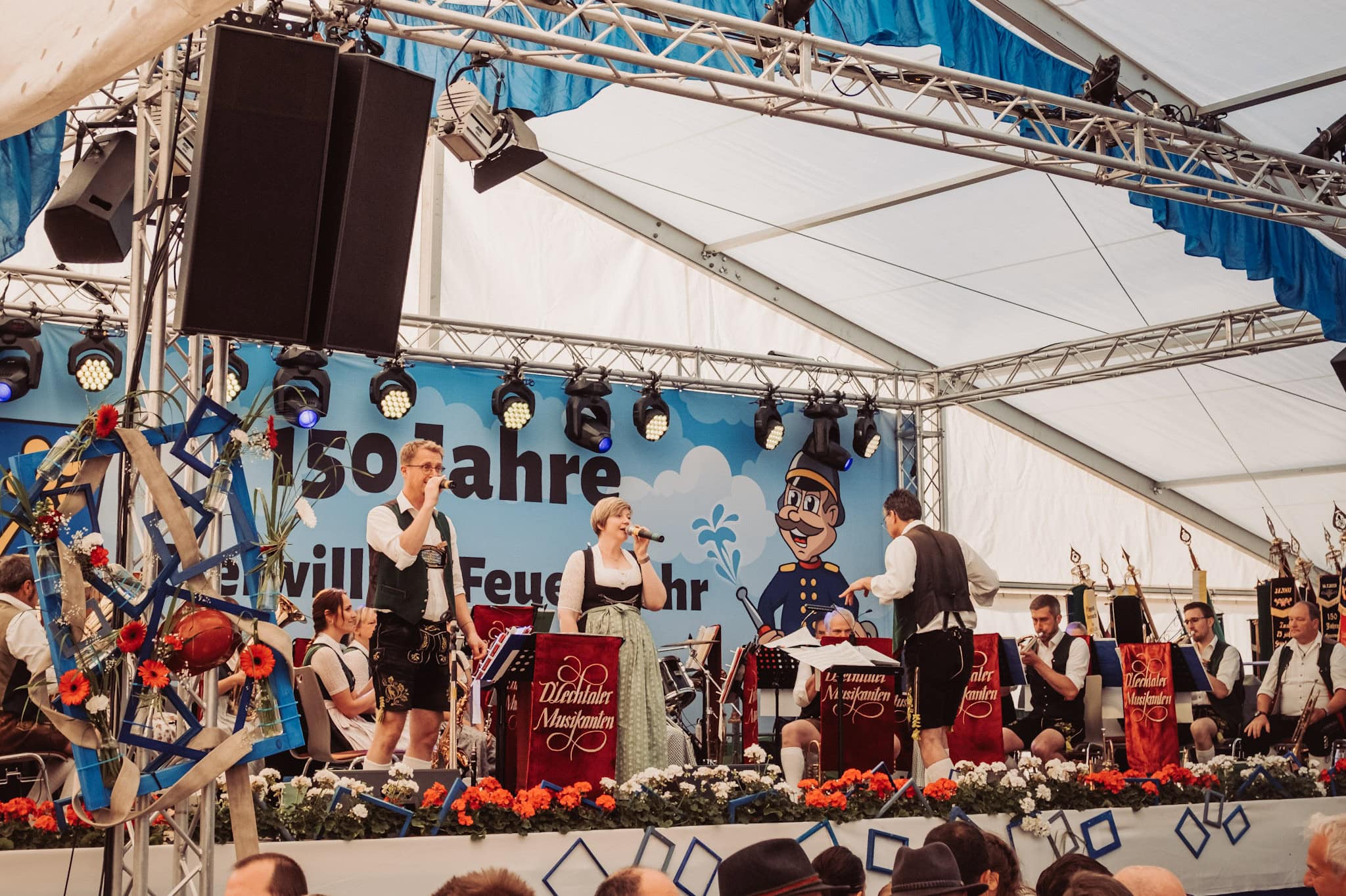 D`Lechtaler Musikanten auf der Bühne beim Feuerwehrfest in Kühlenthal